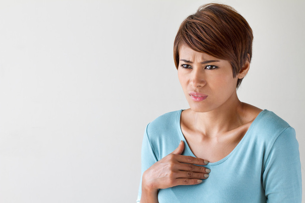 άρρωστη γυναίκα με καρδιακή προσβολή, πόνος στο στήθος, πρόβλημα υγείας - Φωτογραφία, εικόνα