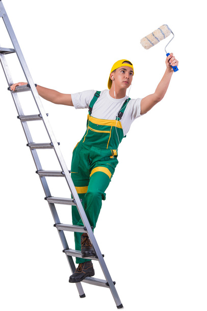 Jeune réparateur peintre escalade échelle isolée sur blanc
 - Photo, image