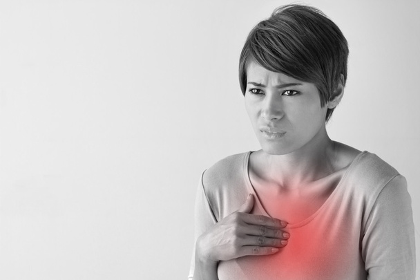 άρρωστη γυναίκα με καρδιακή προσβολή, πόνος στο στήθος, πρόβλημα υγείας - Φωτογραφία, εικόνα
