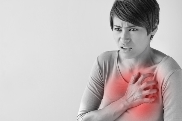 άρρωστη γυναίκα με ξαφνική καρδιακή προσβολή το σύμπτωμα - Φωτογραφία, εικόνα
