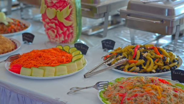 ontbijtbuffet: salades, vlees- en visgerechten zijn op tafel - Video