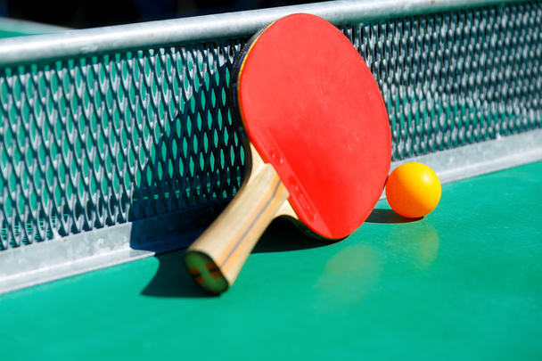 detalhes da mesa de pingpong com equipamento de jogo e bola amarela. - Foto, Imagem