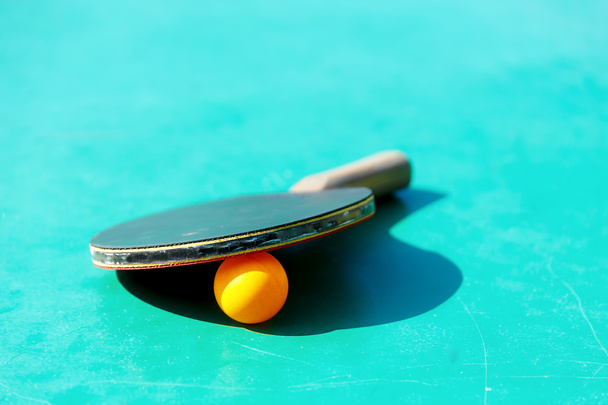 Oyun ekipmanları ve sarı toplu pingpong masasının detayları. - Fotoğraf, Görsel