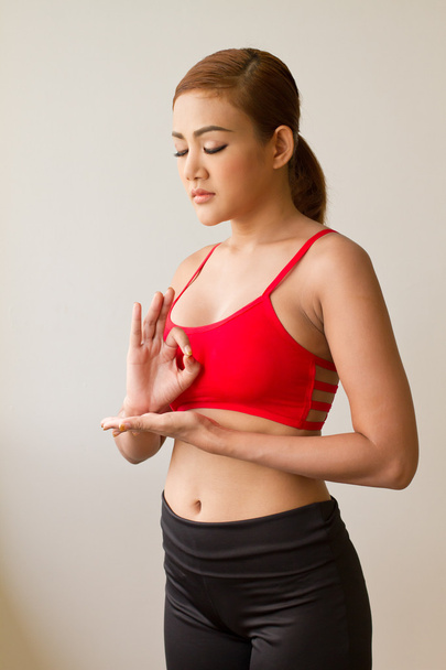 kalm, vredig fitness vrouw praktizerende yoga meditatie - Foto, afbeelding
