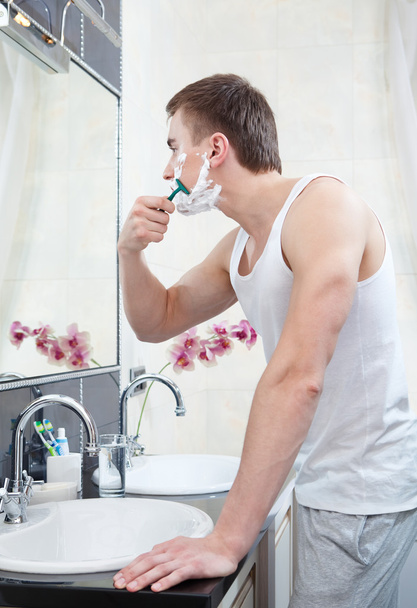 Man shaves in the bathroom - Foto, Bild