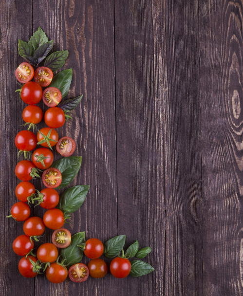 Border made from freshness sliced tomatoes on wood background. - Foto, imagen