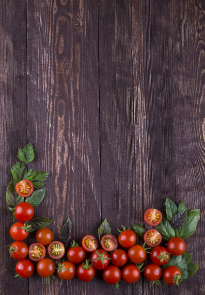 Border made from freshness sliced tomatoes on wood background. - Foto, afbeelding
