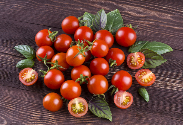 freshness  tomatoes on wood background. red tomatoes and basil o - Foto, afbeelding