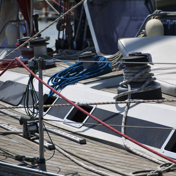 Italien, Sizilien, Mittelmeer, Marzamemi (Provinz Siracusa), Segelboote im Yachthafen - Foto, Bild
