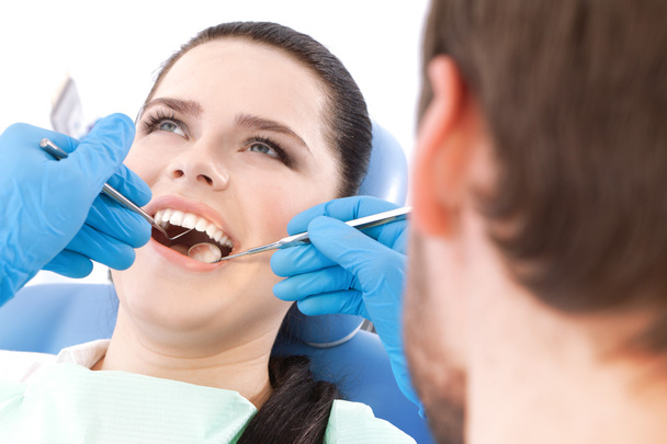 Dentist examines the oral cavity of a pretty patient - Φωτογραφία, εικόνα