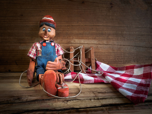 Traditionelle Puppen aus Holz.     - Foto, Bild