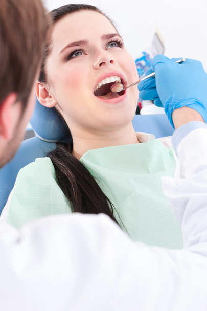 Dentist detects the carious teeth of the patient - Foto, Bild