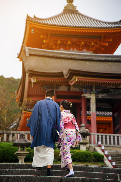 Pareja japonesa en el templo Kiyomizu, Kioto
 - Foto, imagen