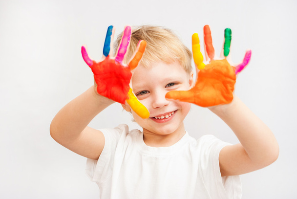 kisfiú kézzel festett színes festékek - Fotó, kép