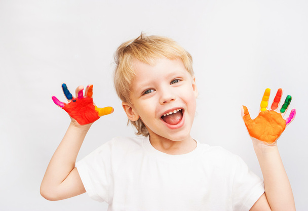 petites mains de garçon peintes dans des peintures colorées
 - Photo, image