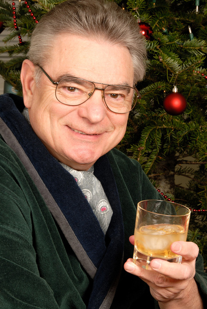 dojrzały mężczyzna trzyma kieliszek whisky - Zdjęcie, obraz