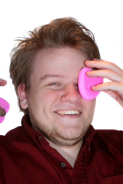 χαμογελαστό αγόρι εφήβων αφαίρεση marshmallow ροζ καρδιές από τα μάτια - Φωτογραφία, εικόνα