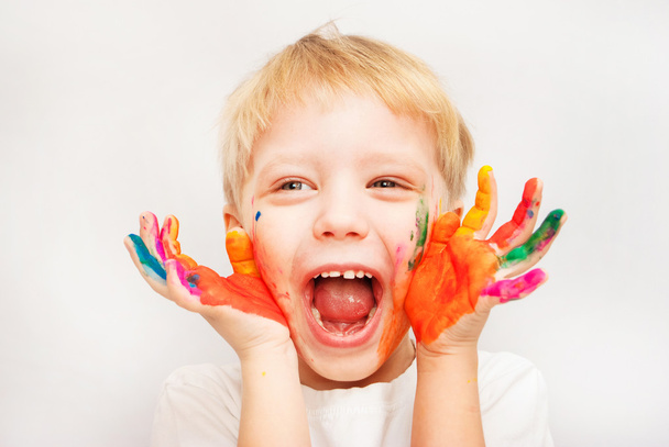 manos de niño pequeño pintado en pinturas de colores
 - Foto, Imagen