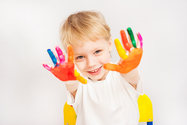 小さな男の子の手がカラフルな塗料で塗装 - 写真・画像