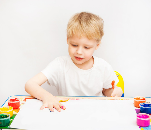 Маленький мальчик руки окрашены в красочные краски
 - Фото, изображение