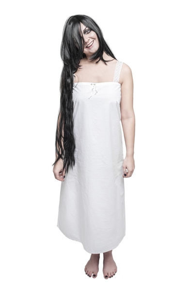 mystische Geist verrückte Frau im weißen langen Hemd - Foto, Bild