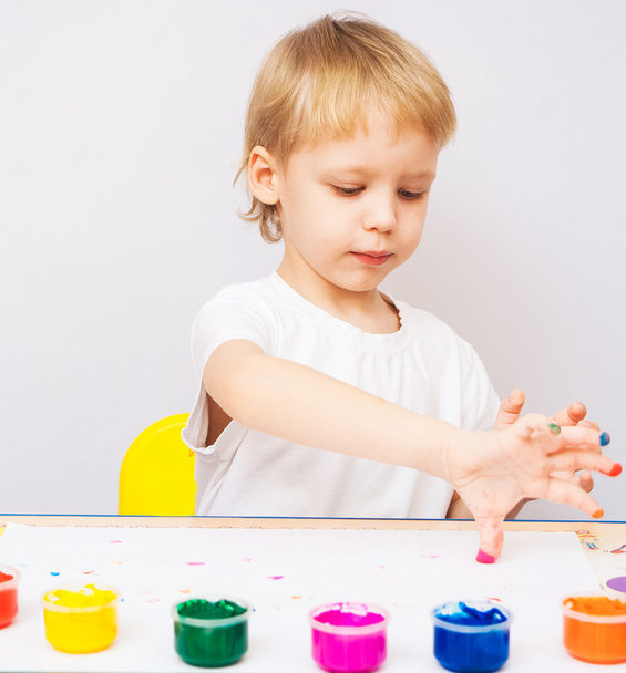 petites mains de garçon peintes dans des peintures colorées
 - Photo, image
