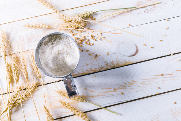 wheat and mug on white background - Foto, afbeelding