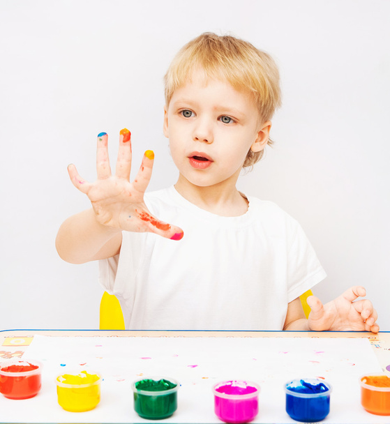 маленький хлопчик руками пофарбований в барвисті фарби
 - Фото, зображення