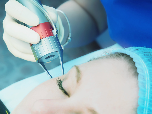 Καυκάσιος γυναίκα ασθενή σε laser resurfacing του δέρματος διαδικασία στην αισθητική ιατρική. - Φωτογραφία, εικόνα