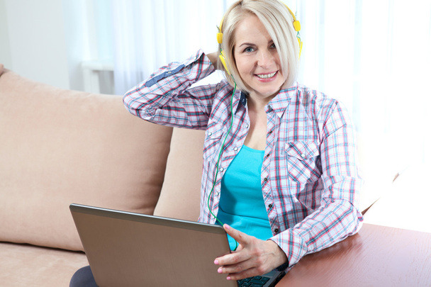 Beautiful woman in bright outfit enjoying music at home - Foto, immagini