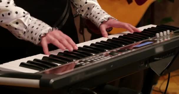 Muzyk Graj fortepianowej syntezator - Materiał filmowy, wideo