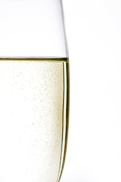 Tazze di vetro Champagne su sfondo bianco
 - Foto, immagini
