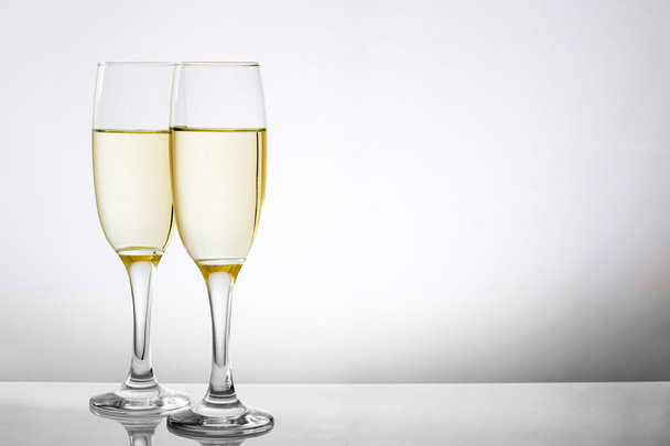 Tasses en verre de champagne sur fond blanc
 - Photo, image