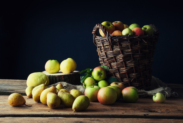 Wilde appels en peren in mand - Foto, afbeelding