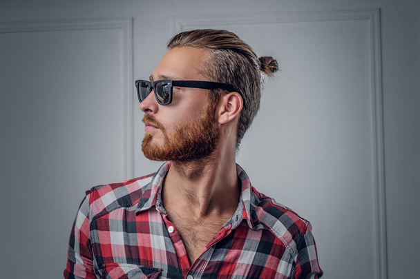 Roodharige hipster in zonnebril - Foto, afbeelding