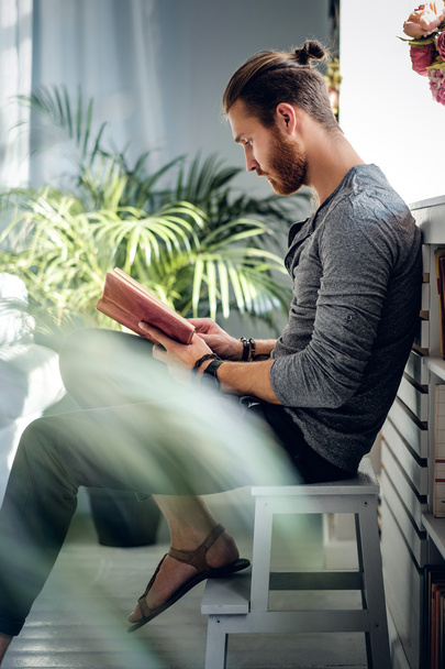Şık sakallı erkek bir kitap okuma - Fotoğraf, Görsel