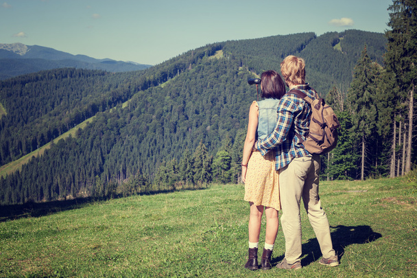 Young couple of travelers enjoying mountain view - Zdjęcie, obraz