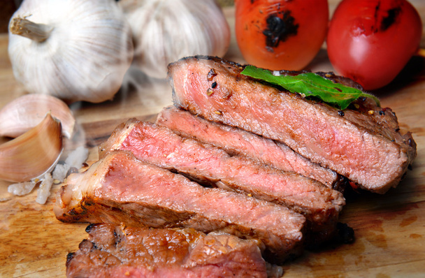 Middelgrote zeldzame rundvlees biefstuk grill met houtskool flamimg - Foto, afbeelding