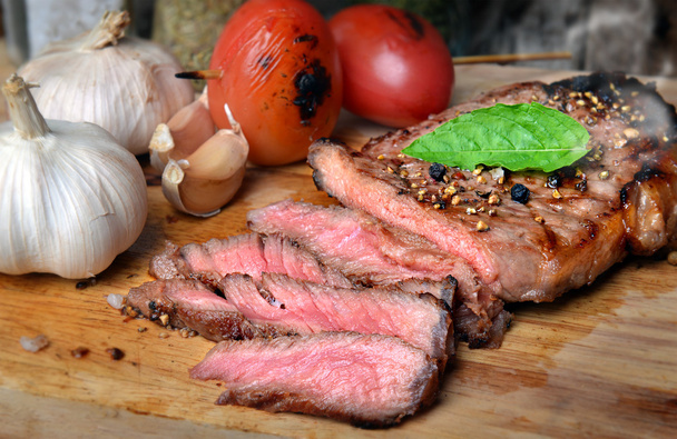 ミディアムレアの牛肉ステーキ グリル炭 flamimg - 写真・画像