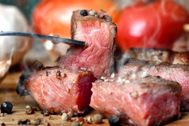 ミディアムレアの牛肉ステーキ グリル炭 flamimg - 写真・画像