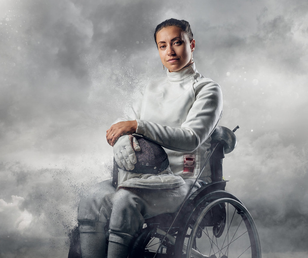 Fauteuil roulant paralympique féminin escrime
  - Photo, image