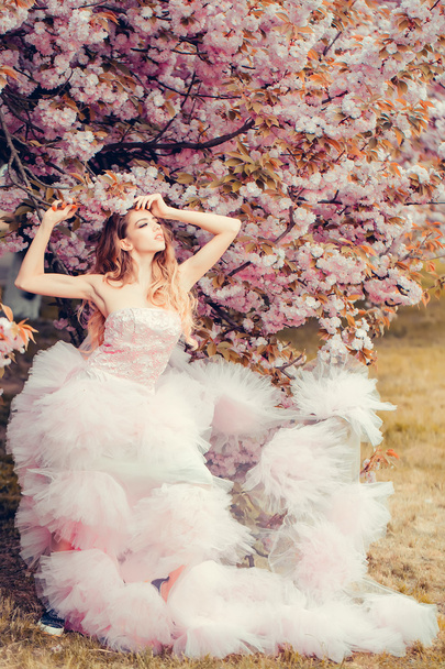 Glamour girl in pink blossom - Foto, Imagen