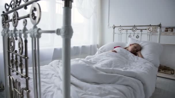 Little girl sleeping in her bed - Felvétel, videó