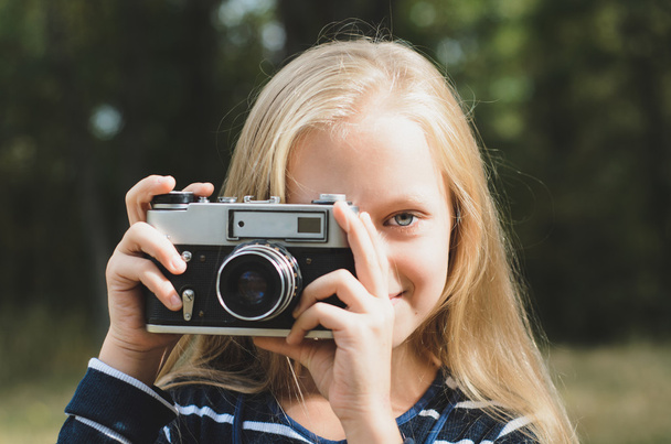 Carino bambina con una fotocamera vintage telemetro
. - Foto, immagini