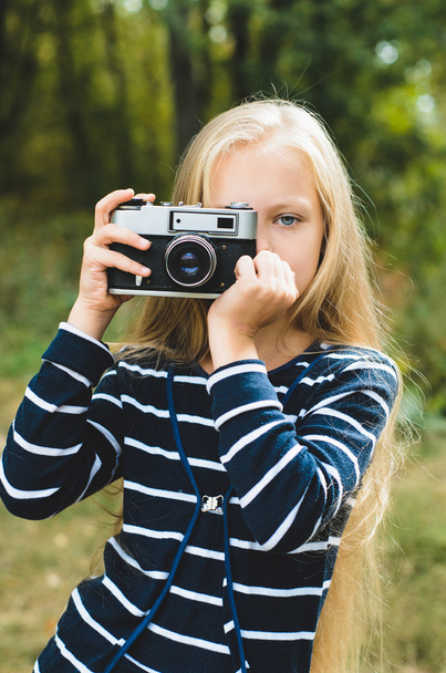 niedliches kleines Mädchen mit einer alten Entfernungsmesser-Kamera. - Foto, Bild