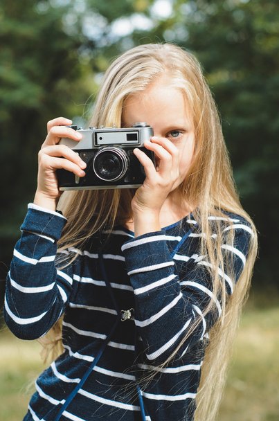 Cute little girl with a vintage rangefinder camera. - Foto, imagen