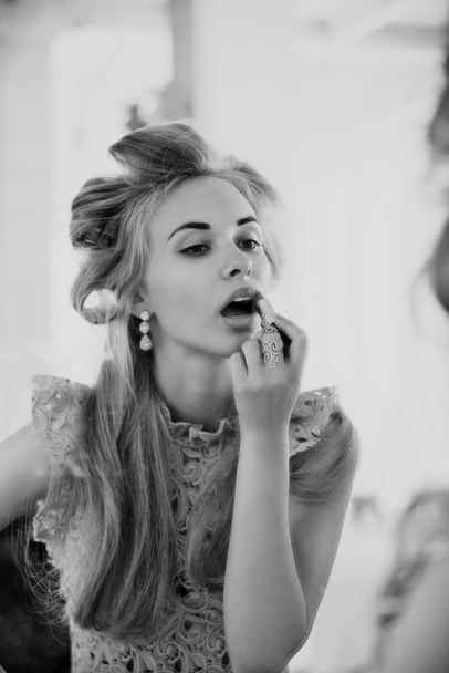 Gyönyörű fiatal nő a tükörben smink kijavítja. Fotóművészeti fotózás - Fotó, kép