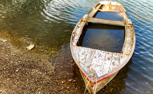 Naufragio de un barco de madera abandonado en el puerto
 - Foto, imagen