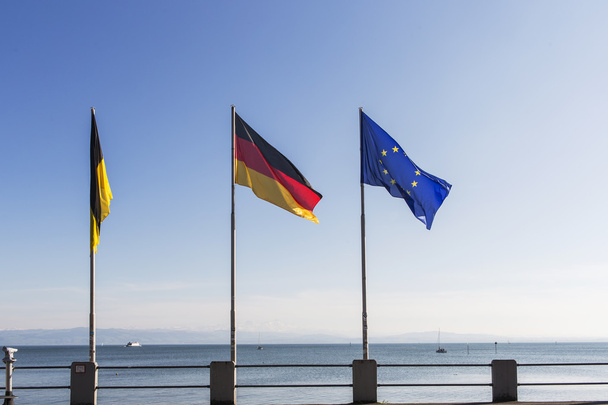 Flagi Niemiec i Europy na jeziorze Bodeńskim  - Zdjęcie, obraz