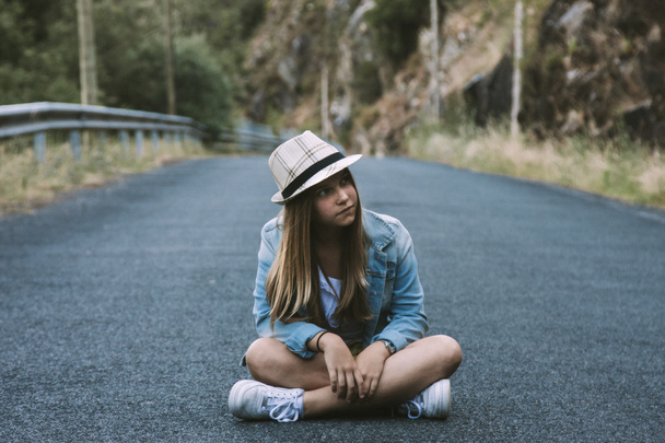 дівчина сидить на дорозі
 - Фото, зображення